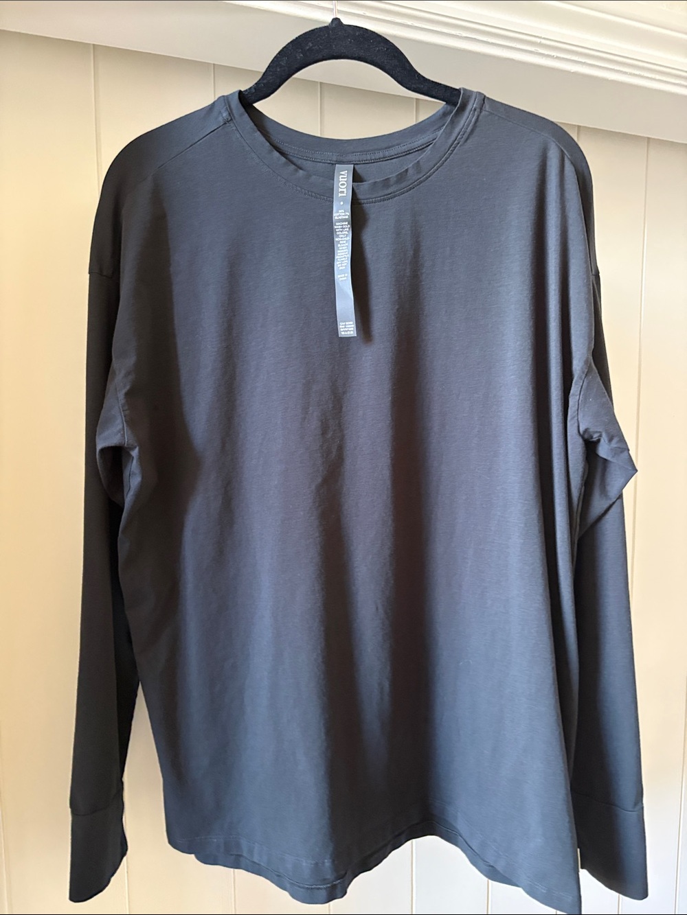 Vuori Brand  Long Sleeve Crew Neck Shirt - Black-Small